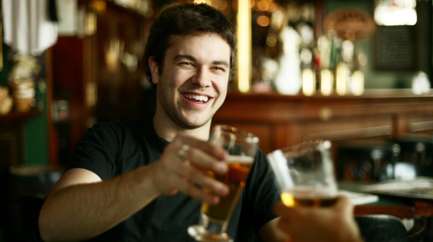 Мужчины в баре Мужчины в баре