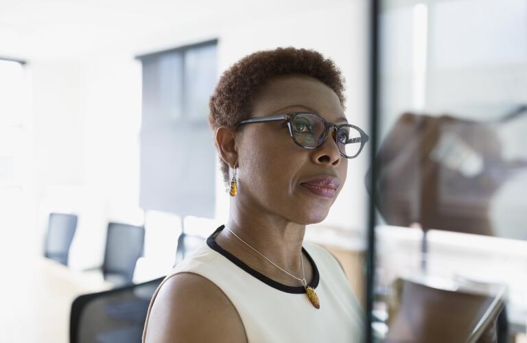 focused-businesswoman-wearing-glasses