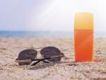 sunscreen-bottle-with-sunglasses-on-beach