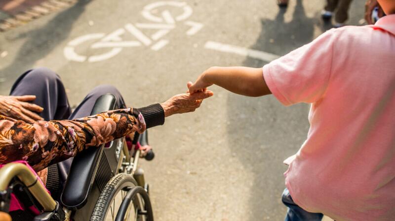 Il y a un gros plan de deux personnes qui se tiennent la main.