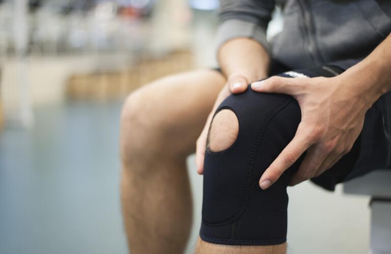 Man wearing knee brace