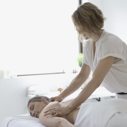 Get an overview of deep tissue massage, including benefits of deep tissue massage therapy, the difference between deep tissue massage and Swedish massage, and potential risks and side effects.