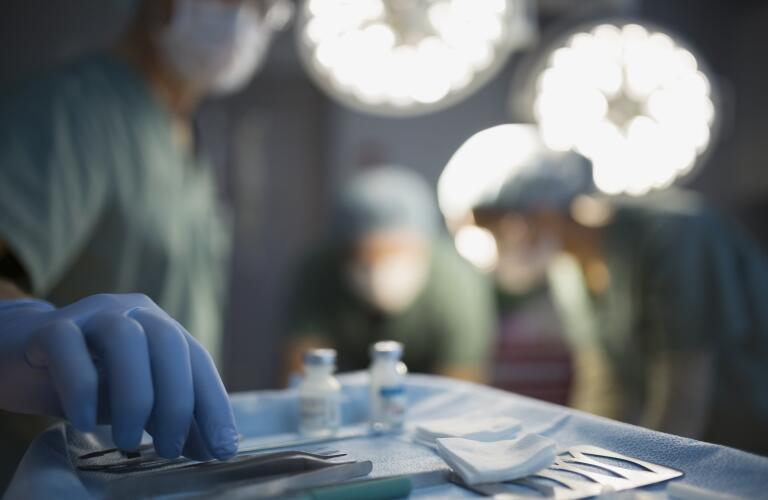 surgeon-reaching-for-surgical-tool