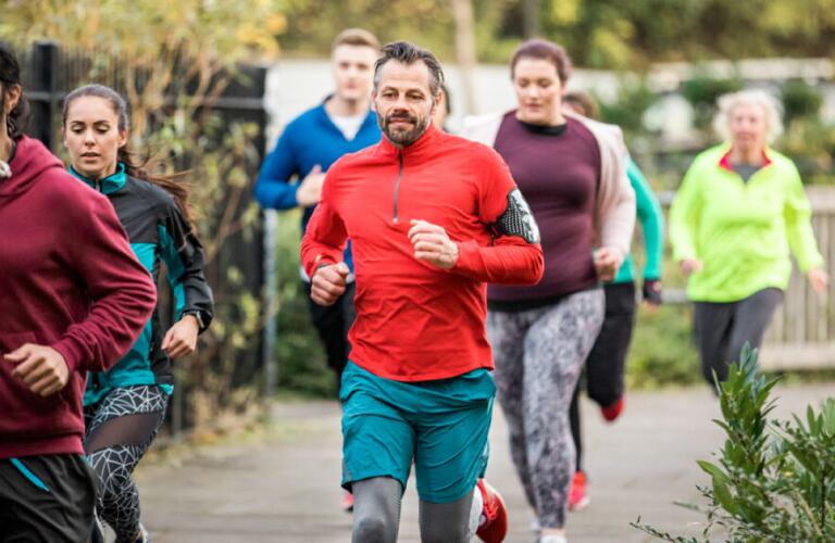 a group of people are running a race outside