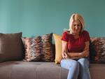 woman-facing pelvic-pain-at-home