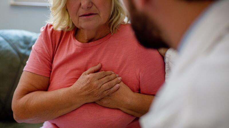 A woman with heart pain talks to a doctor