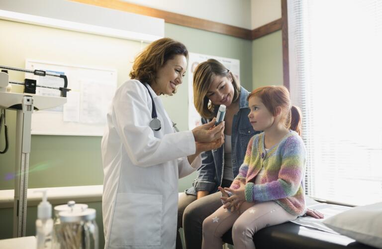 doctor-showing-patient-inhaler