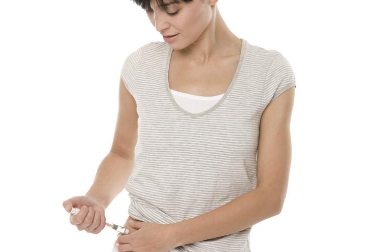 woman-giving-herself-injection