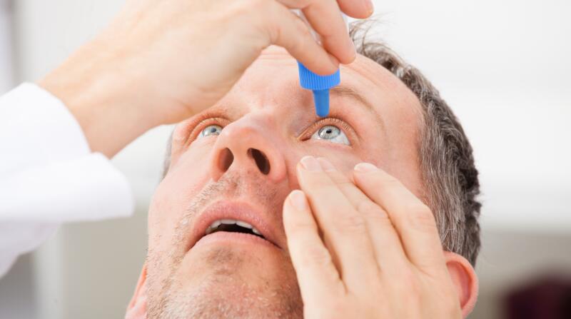 Man using eyedrops